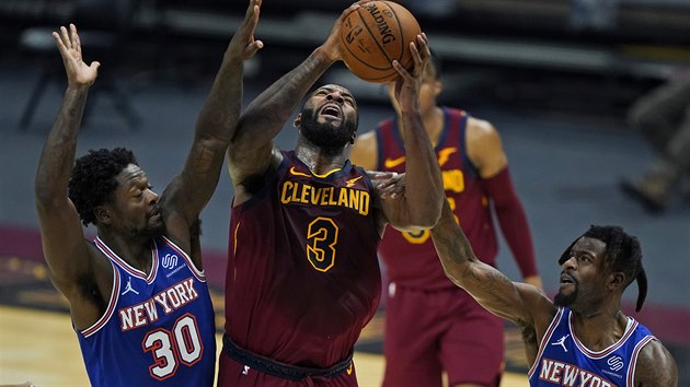 Andre Drummond z Cleveland Cavaliers se prosazuje v utkání proti New York Knicks.