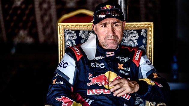 Stphane Peterhansel je vjimenou postavou motorsportu. Pezdvaj mu Monsieur Dakar i Mr. Dakar, kter v roce 2021 vyhrl u potrnct.
