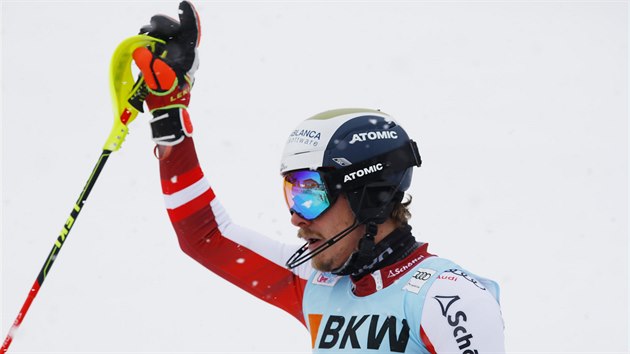 Manuel Feller slav vtzstv ve slalomu ve Flachau.