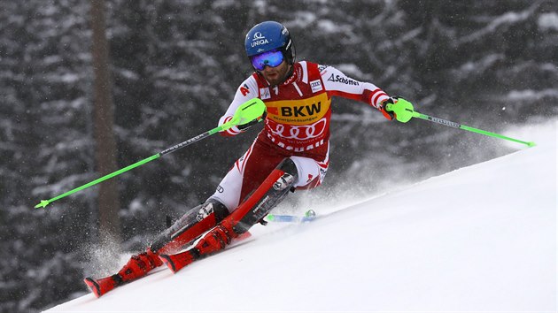 Marco Schwarz ve slalomu ve Flachau.