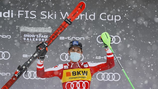 Manuel Feller po triumfu ve slalomu ve Flachau.