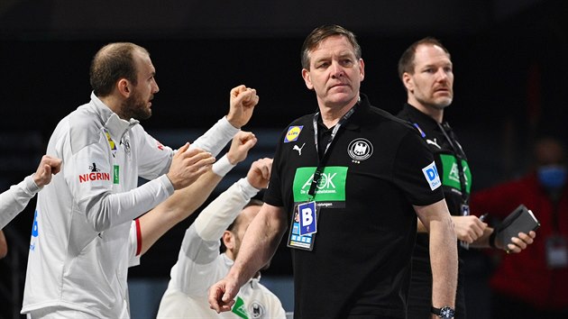 Trenér  Alfred Gislason na německé střídačce na mistrovství světa házenkářů v Egyptě.