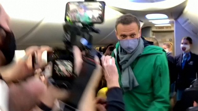 Navalnyj je v Moskvě, letadlo přistálo na jiném letišti, než bylo v plánu.