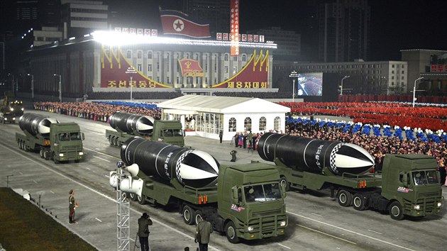 Severní Korea na vojenské přehlídce v Pchjongjangu představila zbraně a techniku, pravděpodobně včetně nových balistických střel odpalovaných z ponorky. (14. ledna 2021)