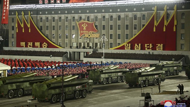 Severní Korea na vojenské přehlídce v Pchjongjangu představila zbraně a techniku. (14. ledna 2021)