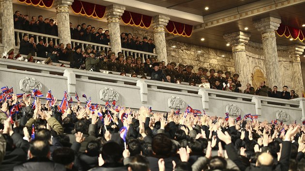 Severn Korea na vojensk pehldce v Pchjongjangu pedstavila zbran a techniku, pihlel vdce KLDR Kim ong-un. (14. ledna 2021)