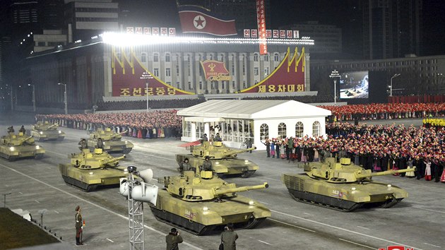 Severn Korea na vojensk pehldce v Pchjongjangu pedstavila zbran a techniku. (14. ledna 2021)