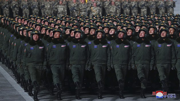 Severní Korea na vojenské přehlídce v Pchjongjangu představila zbraně a techniku. (14. ledna 2021)