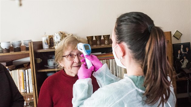 Seniory v Popovicích očkovali proti covidu-19 přímo v jejich domácnostech. Zájem o vakcinaci projevily dvě třetiny. (18. ledna 2021)
