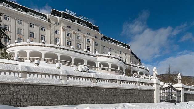 Hotel Radium palace v Jáchymově z roku 1912 - Investorem byla akciová společnost v čele s českým šlechticem a politikem hrabětem Silvou Tarouca, zakladatelem Průhonického parku.