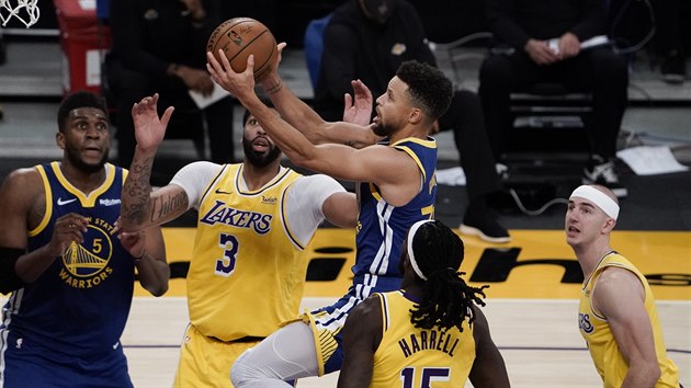 Stephen Curry z Golden State zakončuje na koš Los Angeles Lakers.