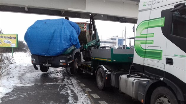 Kamion na Zličíně se nevešel s převáženým nákladním autem pod lávku. (15.1.2021)