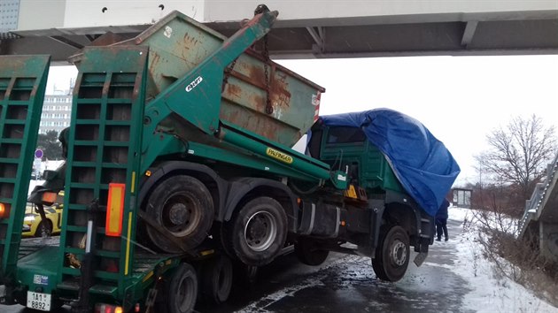 Kamion na Zličíně se nevešel s převáženým nákladním autem pod lávku. (15.1.2021)