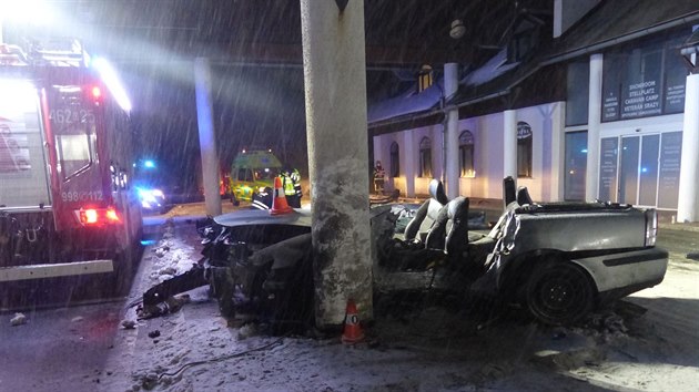 Na česko-polské hranici u Zlatých Hor narazilo auto při průjezdu bývalou celnicí do sloupu. Dva lidé ze tříčlenné osádky zemřeli.