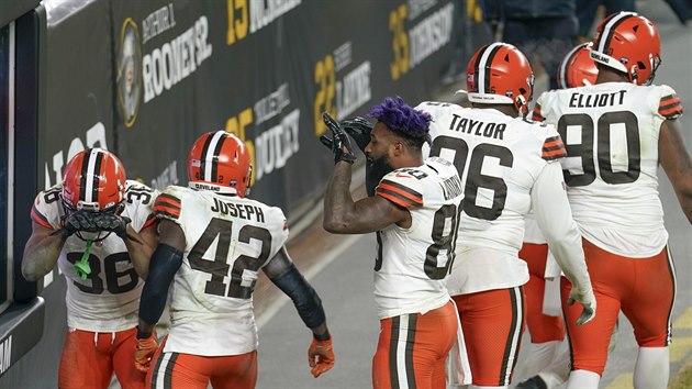 Fotbalist Cleveland Browns oslavuj bhem utkn s Pittsburgh Steelers.