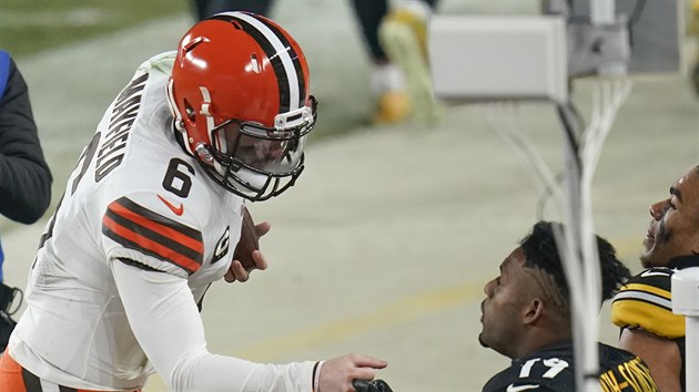 Baker Mayfield (6) z Cleveland Browns se zdrav s JuJu Smithem-Schusterem (19) z greets Pittsburgh Steelers