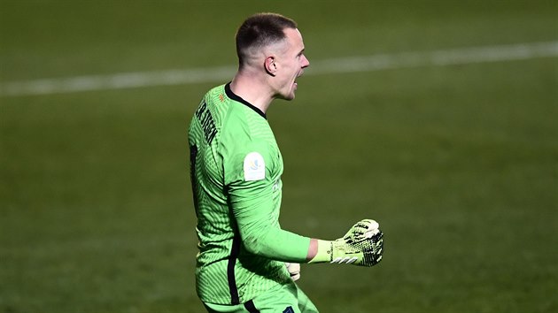 Marc-Andre ter Stegen z Barcelony se raduje z povedenho zkroku.