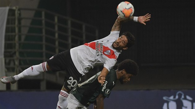 Milton Casco (nahoe) z River Plate a Luiz Adriano z Palmeiras bojuj o m.