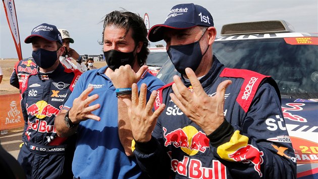 Stéphane Peterhansel (vpravo) vyhrál Rallye Dakar už počtrnácté, s počtem triumfů mu pomohl ředitel závodu David Castera.