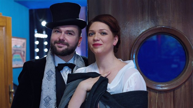 Zbigniew Kalina a Kateřina Bohatová v kostýmech k představení Smutná neděle ve Vršovickém divadle Mana