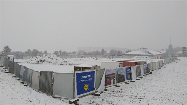 Stavba nového obchodu na předměstí Dobrušky už začala.