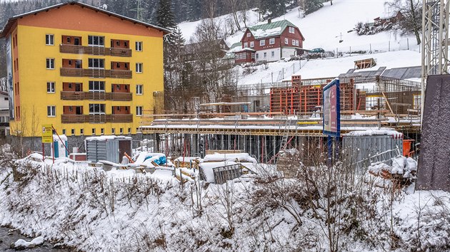 Residence Vlčice s 23 apartmány vzniká nedaleko centra Pece pod Sněžkou (7. 1. 2021).