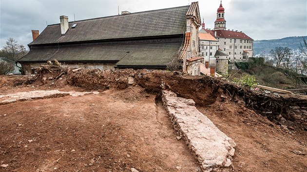 Na Vysokch ancch u zmku v Nchod archeologov odkryli zejm pozstatky baty (13. 12. 2020).