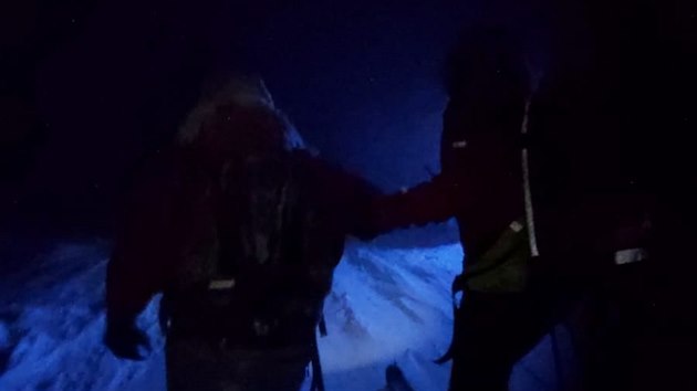 Horská služba při náročném zásahu našla promrzlý pár v Obřím dole v Krkonoších až v noci  (16. 1. 2021).