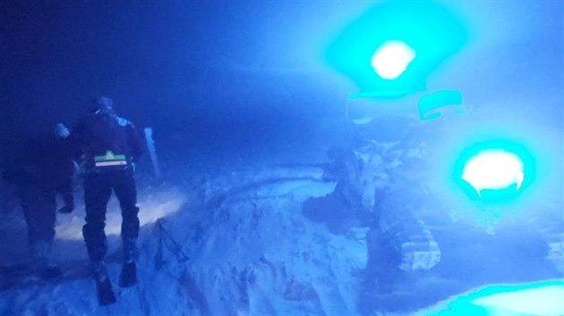 Horsk sluba pi nronm zsahu nala promrzl pr v Obm dole v Krkonoch a v noci  (16. 1. 2021).