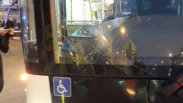 V Plzni srazila tramvaj chodce. Devětačtyřicetiletý muž později zemřel v nemocnici.