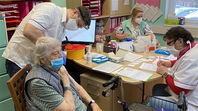 Klienti zařízení pro seniory jsou po zdravotnících a záchranářích další skupinou určenou prioritně k očkování proti nemoci covid-19. Snímek je z očkování v domově pro seniory ve Vejprnicích u Plzně.
