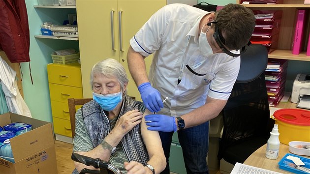 Klienti zařízení pro seniory jsou po zdravotnících a záchranářích další skupinou určenou prioritně k očkování proti nemoci covid-19. Snímek je z očkování v domově pro seniory ve Vejprnicích u Plzně.