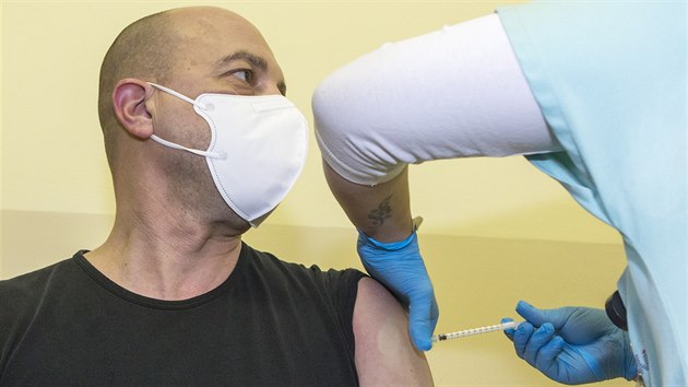 Mezi prvními v Plzeňském kraji se nechal vakcínou proti covid-19 naočkovat ředitel Fakultní nemocnice v Plzni Václav Šimánek. (7. 1. 2021)