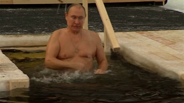 Vladimir Putin se ve čtrnácti stupních pod nulou ponořil do ledové vody