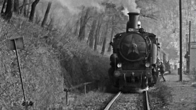 Osobn vlak smujc do Prahy veden lokomotivou 434.2298 v zastvce Zbraslav-Jarov (dnes Doln Beany-Jarov), 3. 3. 1968