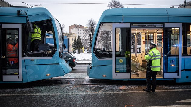 V centru Ostravy se v pátek ráno srazily dvě tramvaje. Při střetu se zranil jeden z řidičů a šest pasažérů.