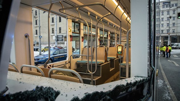 V centru Ostravy se v pátek ráno srazily dvě tramvaje. Při střetu se zranil jeden z řidičů a šest pasažérů.
