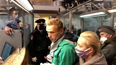 Alexej Navalnyj a jeho ena Julija po píletu na moskevské letit eremetvo...