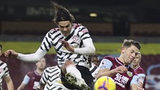 Edinson Cavani (vlevo) z Manchesteru United st�ílí na branku Burnley.