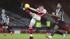 Granit Xhaka z Arsenalu (vlevo) a Callum Wilson z Newcastlu.