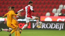 Slávistický stoper David Hovorka dává gól v pohárovém utkání proti Dukle.