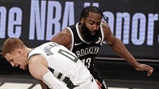 James Harden (vpravo) z Brooklynu a Donte DiVincenzo z Milwaukee.