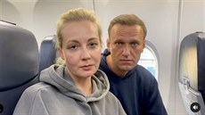 Ruský opozi�ní politik Alexej Navalnyj a jeho man�elka Julija se vrací z...