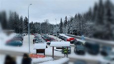 Auta zaplňují parkoviště v horských střediscích i v neděli. (10. ledna 2021)