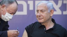 Izraelský premiér Benjamin Netanjahu se nechává okovat proti koronaviru. (9....