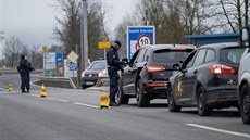 Rakouská policie kontroluje na hranicích pijídjící vozidla. (19. prosince...