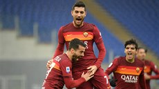 Lorenzo Pellegrini z AS Řím otevřel skóre v zápase s Interem Milán a slaví se...