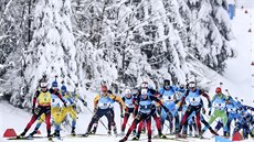 Momentka ze závodu s hromadným startem v Oberhof