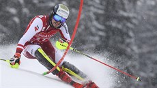 Manuel Feller z Rakouska bhem prvního kola slalomu ve Flachau.