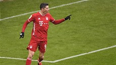 Robert Lewandowski z Bayernu se raduje ze svého gólu v zápase proti Freiburgu.